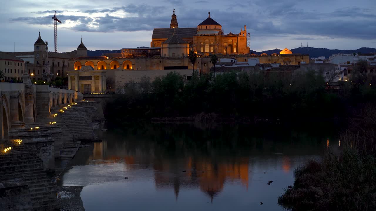 hermosas iluminaciones de la iglesia de la mezquita en córdoba, españa, con reflejos del río