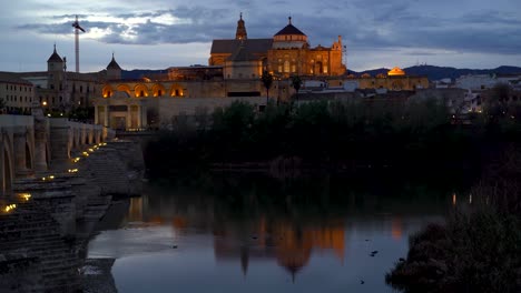 Hermosas-Iluminaciones-De-La-Iglesia-De-La-Mezquita-En-Córdoba,-España-Con-Reflejos-Del-Río