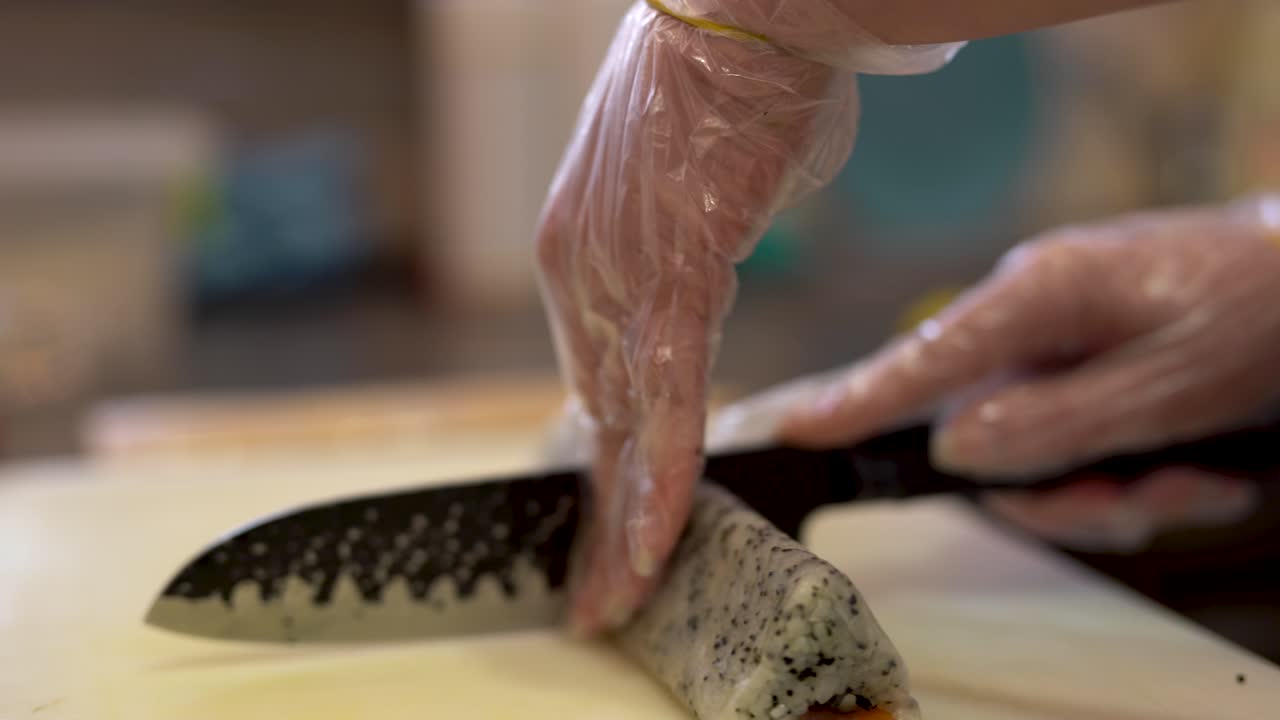 un video de cerca de la preparación de sushi por el cocinero