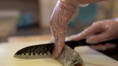 un video ravvicinato della preparazione del sushi da parte del cuoco