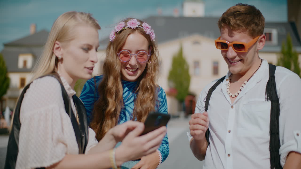 친구들이 야외에서 즐겁게 지내고