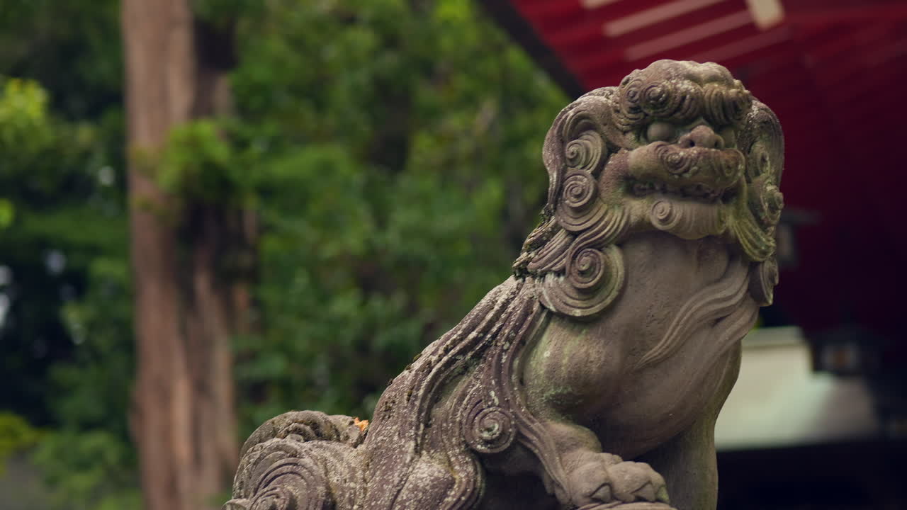 estatua japonesa del perro león komainu del santuario sintoísta