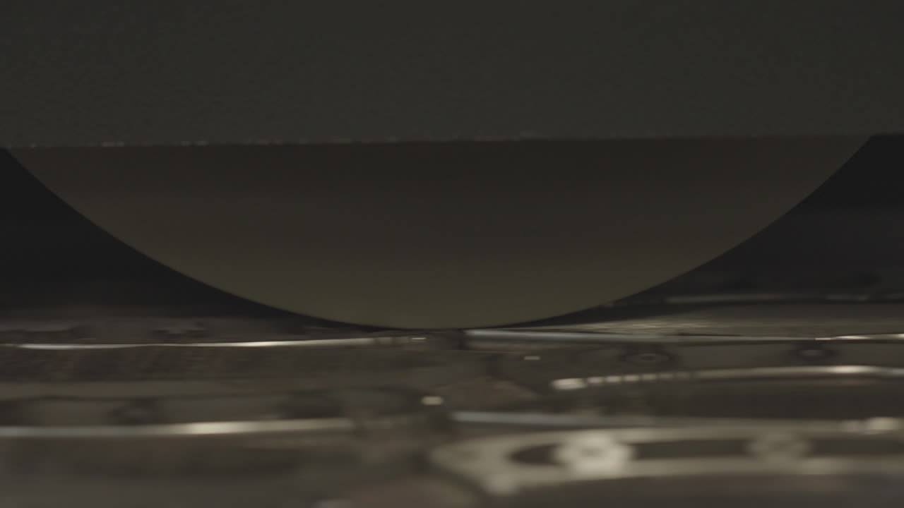 крупный план шлифовального станка для металла на фабрике по производству ножей, формирующего лезвие на шаблонах из нержавеющей стали