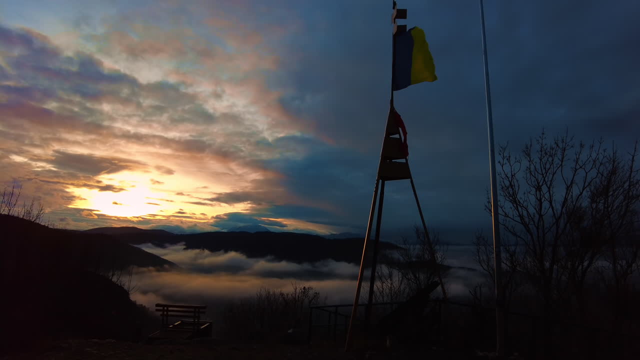 Uitzichtpunt met toeristen en uitzicht op Brasov in de winter, Roemenië. Woongebouwen, lage bewolking en mist in de lucht