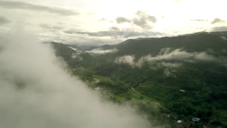 un impresionante paisaje aéreo de una montaña de selva tropical verde y exuberante