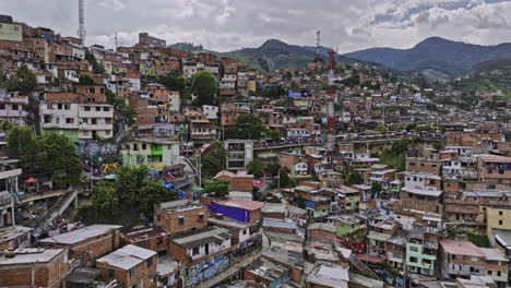 Medellin-Colombia-Vuelo-Aéreo-V39-Drone-Famosa-Comuna-13-Capturando-La-Independencia-Calle-35f-Y-Barrios-Marginales-En-Las-Laderas-Con-Casas-Residenciales-Superpobladas---Filmado-Con-Cine-Mavic-3---Noviembre-De-2022