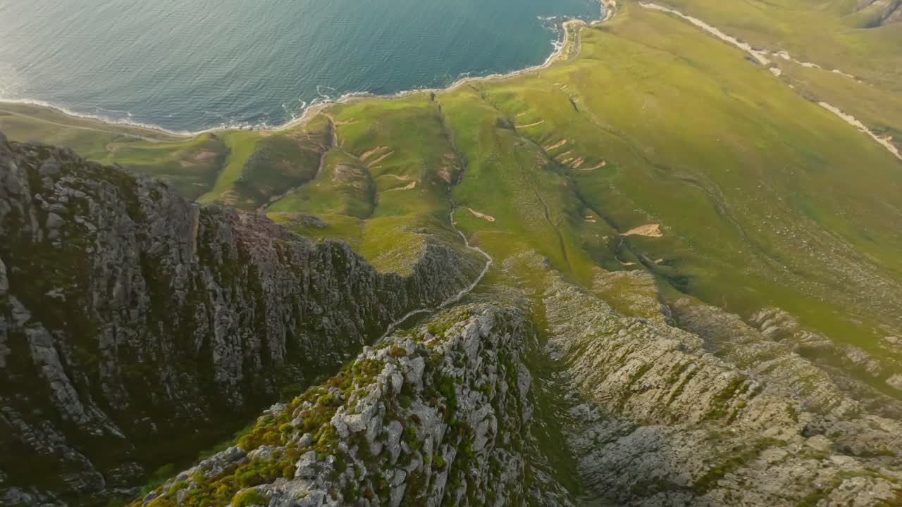 un dron buceando por los acantilados de la bahía de kogel en sudáfrica