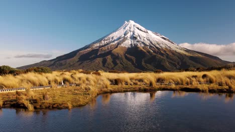 Hermosa-Toma-Sobre-Pouakai-Reflejo-Tarn