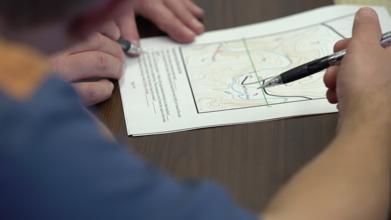 presos reclusos que trabajan en la educación de los deberes escribiendo papel en la cárcel tras las rejas