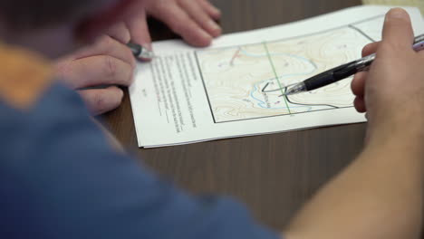 presos reclusos que trabajan en la educación de los deberes escribiendo papel en la cárcel tras las rejas