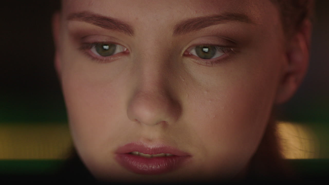 retrato de cerca hermosa mujer de negocios usando una tableta trabajando hasta tarde navegando por internet mirando la pantalla disfrutando de la comunicación en línea