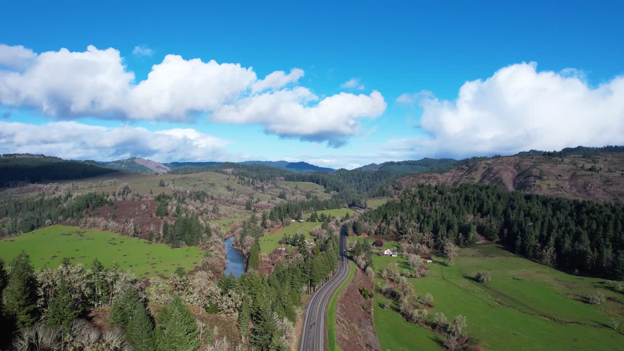 hermoso paisaje de 4k con drones aéreos con vistas a la ropa de cama del arroyo en el sur de oregon
