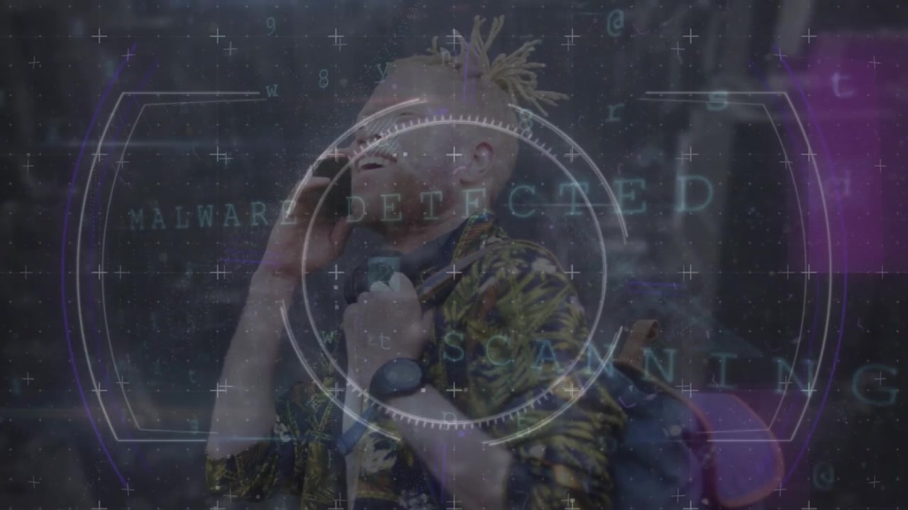 Animazione di scansione antivirus e glitch su un uomo albino felice che usa lo smartphone.