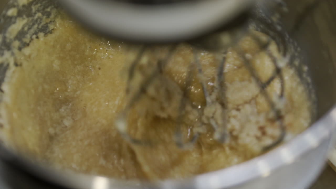 mezclar ingredientes mantequilla azúcar en un bol