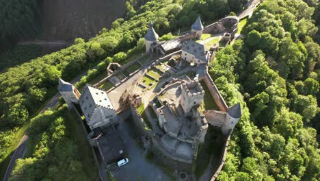 el castillo de bourscheid está ubicado cerca del pueblo de bourscheid en el norte de luxemburgo