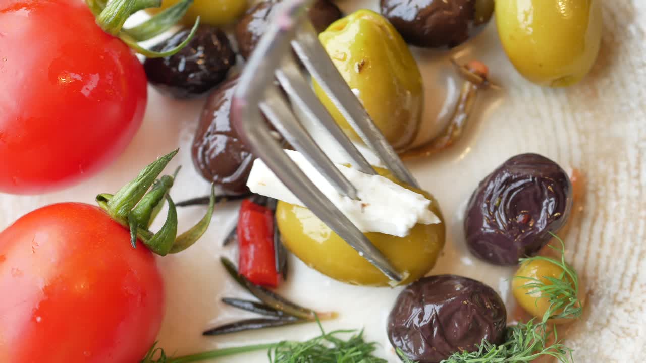 aperitivo mediterráneo con aceitunas y tomates