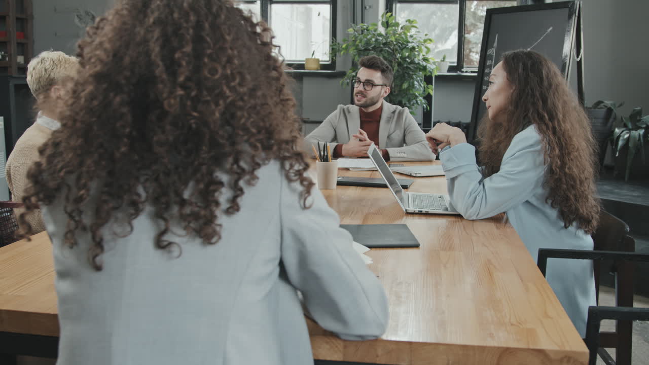 Diversos parceiros de negócios reunidos em sala moderna