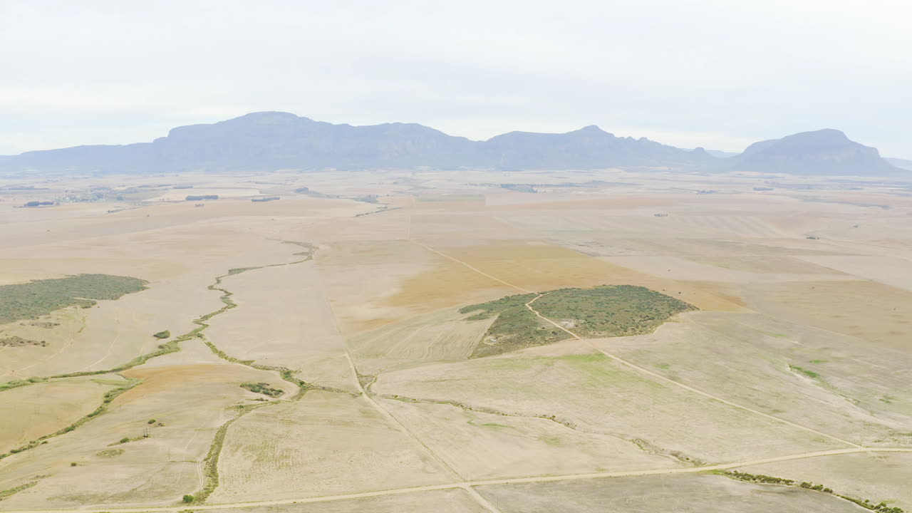目が見える範囲まで何マイルもの土地