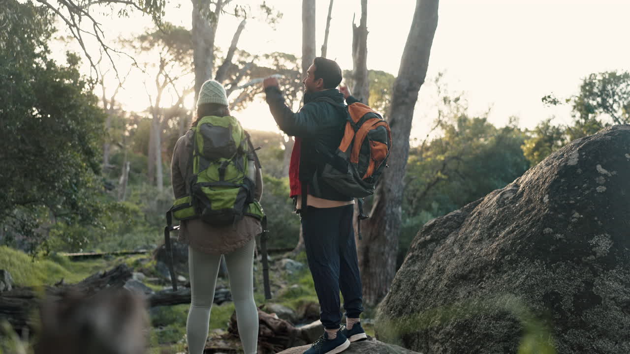 하이킹, 커플, 그리고 숲에서 축하