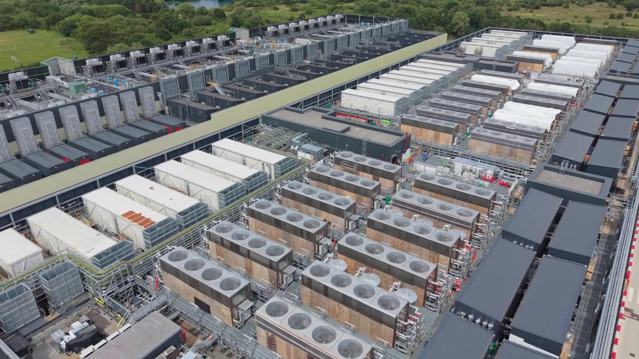 Et omfattende datacenterkompleks præsenteres fra et luftperspektiv
