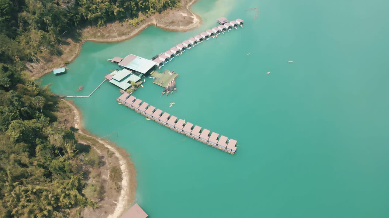 imágenes aéreas en cámara lenta de bungalows sobre el agua en el lago cheow lan, tailandia