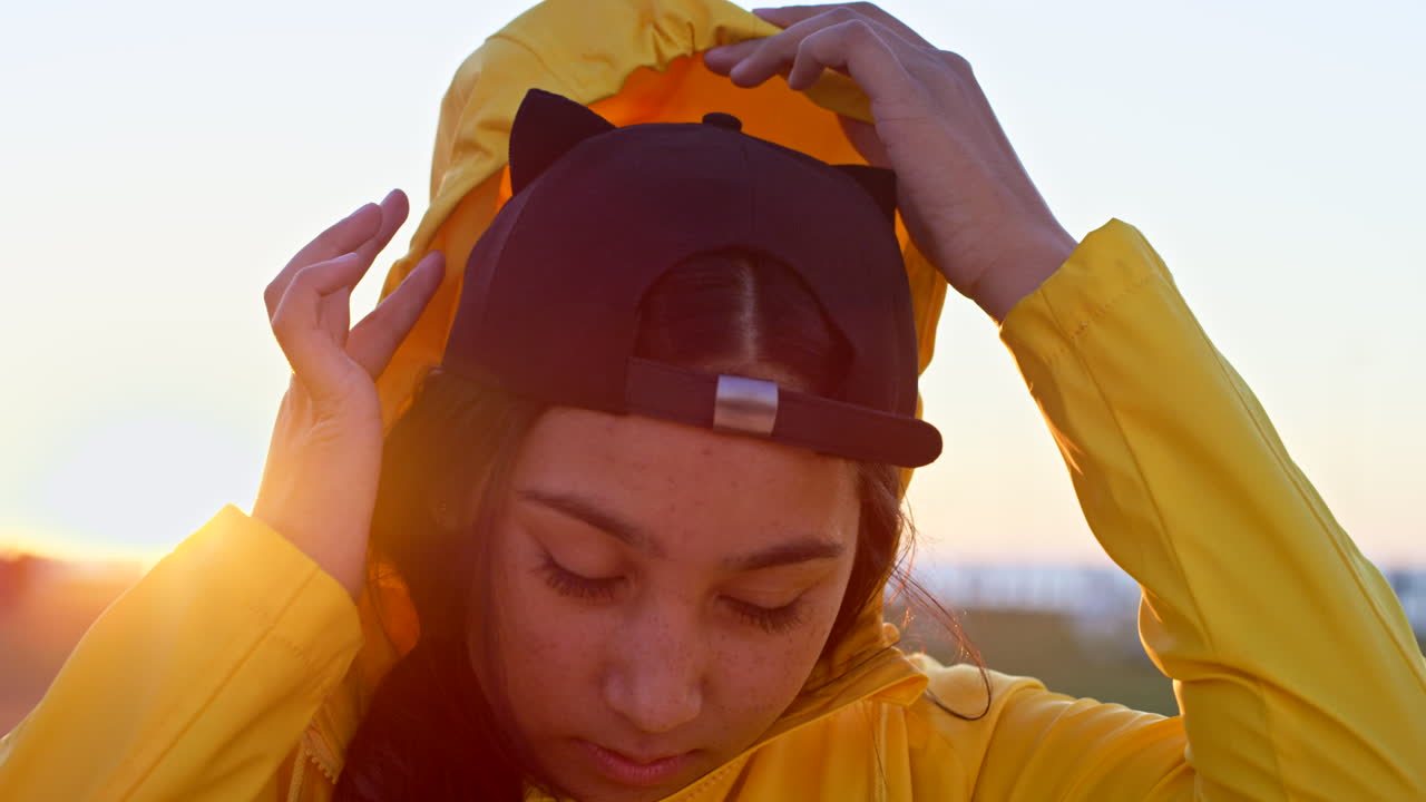 chica adolescente, puesta de sol y viajar con la moda
