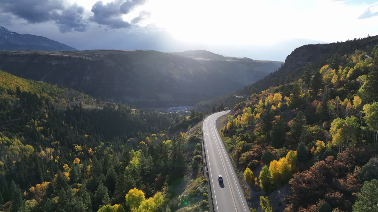 vista aérea de la carretera que viaja a través del valle amarillo y verde en telluride, colorado