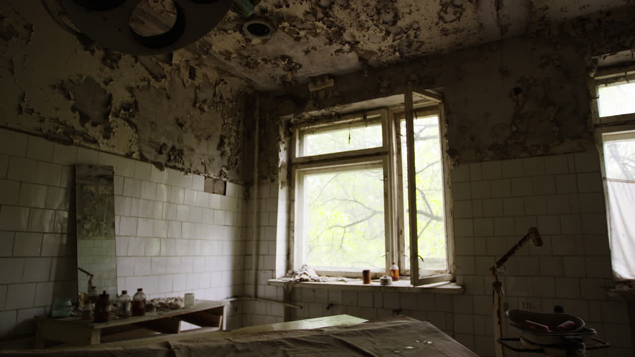 1986년 체르노빌 핵 멜트다운 재난의 무서운 알림 - 프리피야트 우크라이나의 한 병원에 버려진 수술실