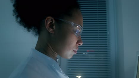 científica en el laboratorio