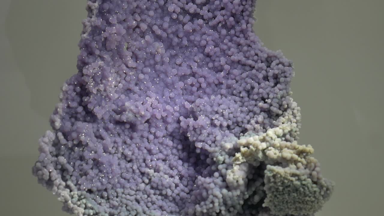 фиолетовая текстура минеральной породы полный образец широкий кадр