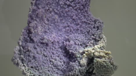 textura de roca mineral púrpura muestra completa de tiro amplio