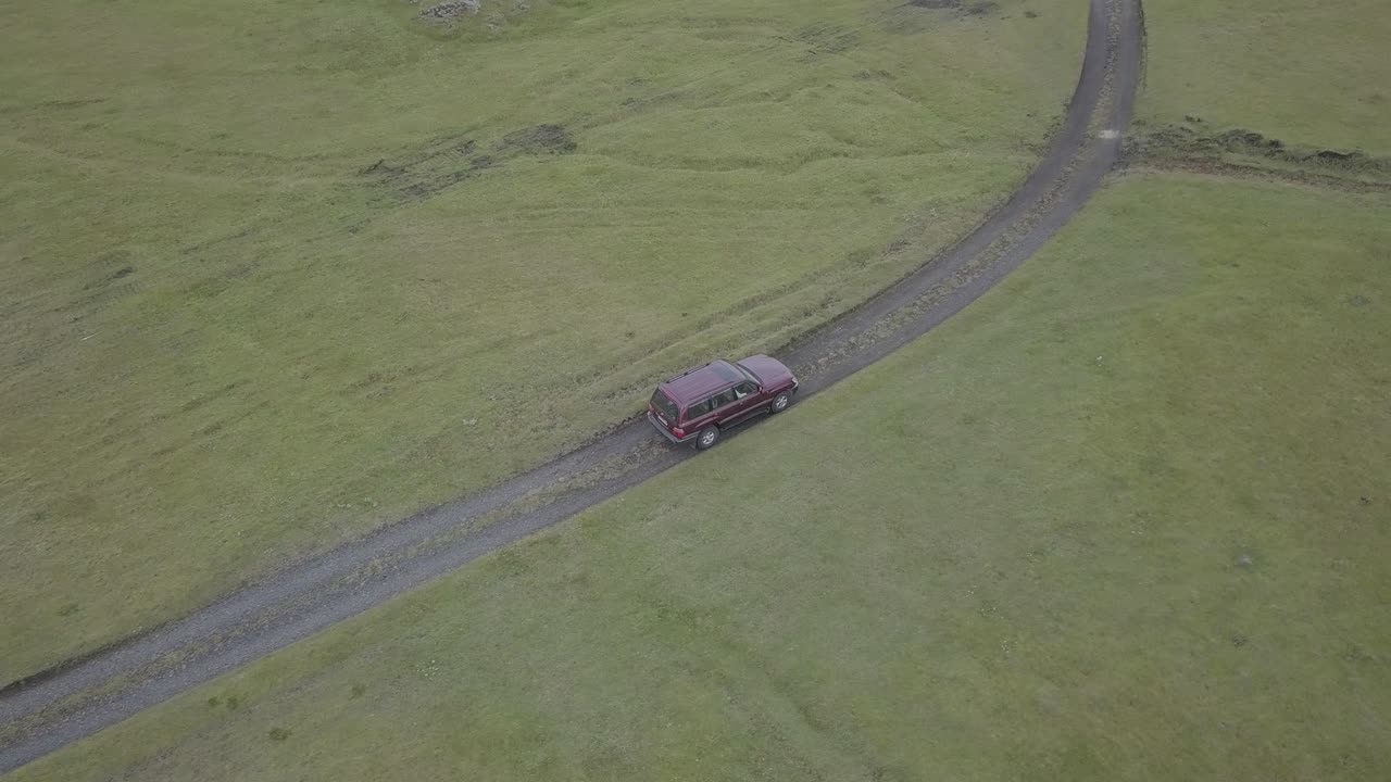 아이슬란드의 비포장 도로를 주행하는 4x4 자동차의 공중 비디오-1