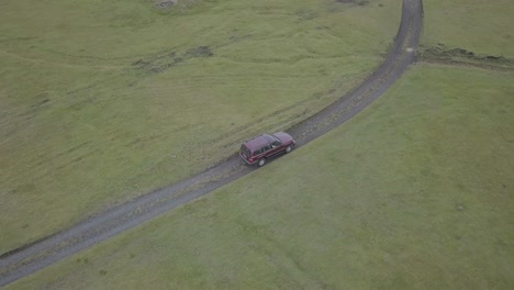 Video-Aéreo-De-La-Conducción-De-Automóviles-4x4-En-Caminos-De-Tierra-En-Islandia-1