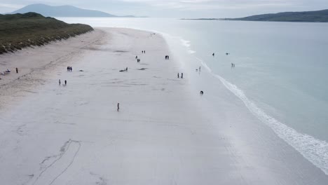 Drohnenaufnahme-Des-Strandes-Von-Luskentyre,-Mit-Mitgliedern-Der-Öffentlichkeit