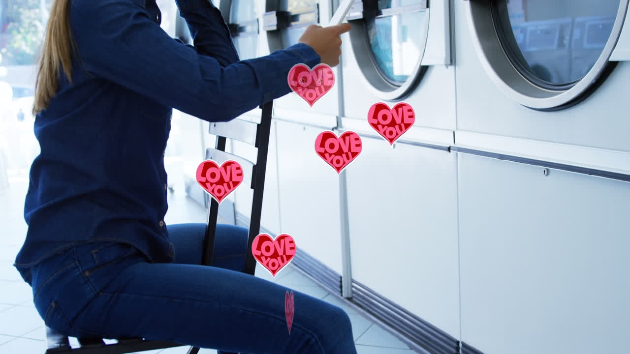 animación de iconos de corazón sobre una mujer biracial usando un teléfono inteligente