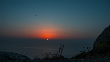 Hermoso-Amanecer-Rojo-Sobre-El-Mar-Griego,-Capturado-Desde-Una-Montaña-Por-La-Mañana