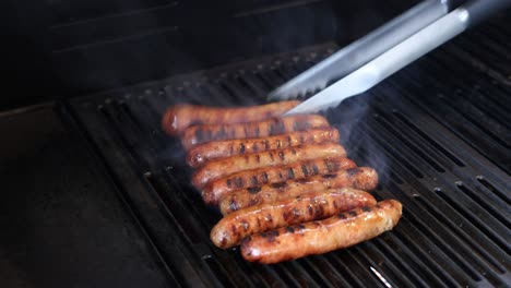 salchichas cocinadas y giradas en una parrilla