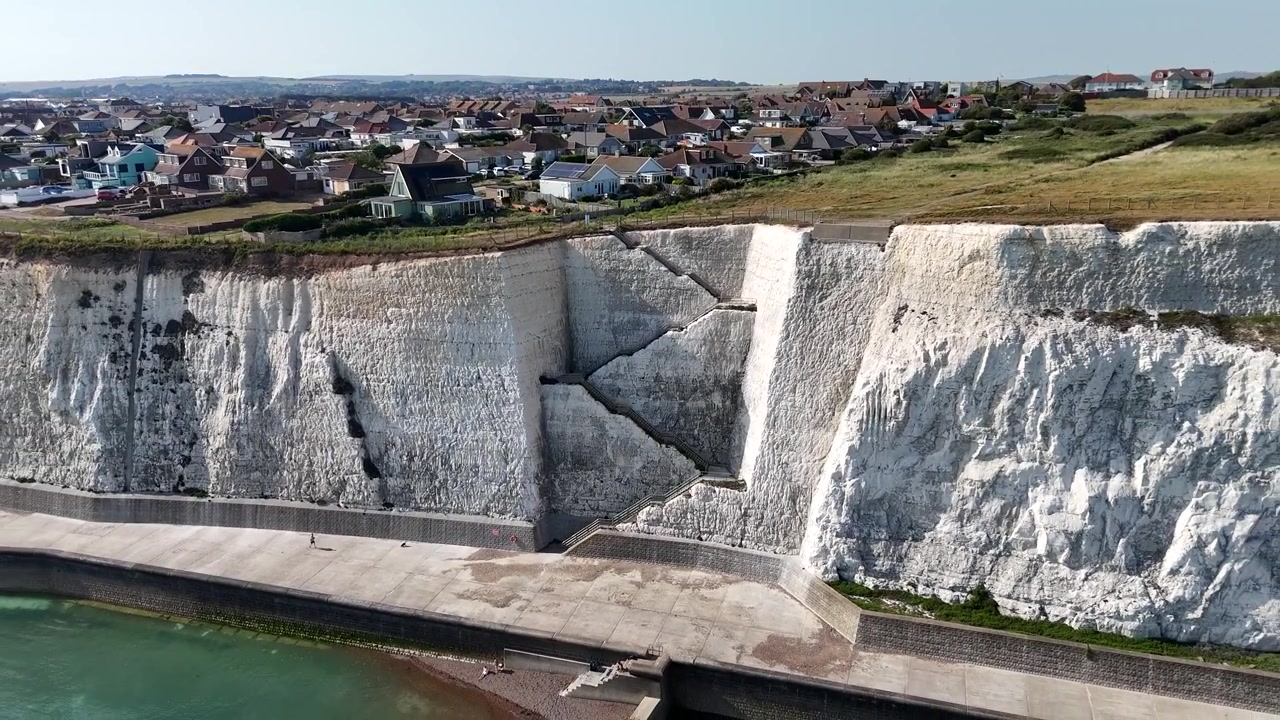 Drönarfilm av Peacehavens klipptrappor vid Friars Bay, ett dramatiskt kustlandmärke i Sussex som blev känt som inspelningsplats i det klassiska Mr Bean-avsnittet på stranden.