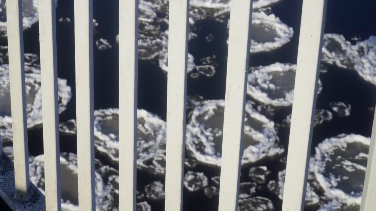 유빙 패닝 샷-1이 있는 얼어붙은 강