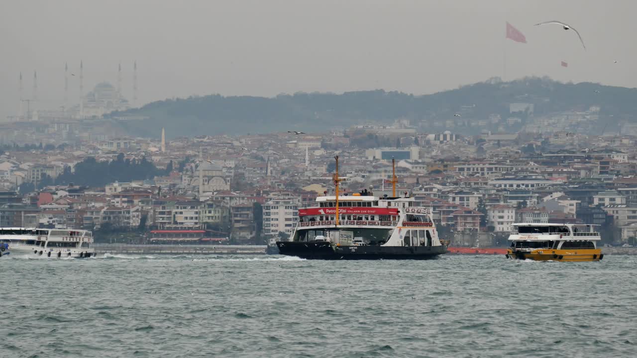 Traghetto di Istanbul in una giornata nuvolosa
