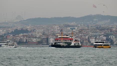 el ferry de estambul en un día nublado