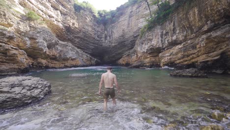 Schwimmen-In-Der-Meeresbucht.-Junger-Mann-Betritt-Das-Meer.