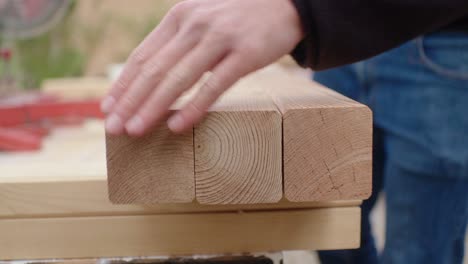 Der-Handwerker,-Der-Das-Holz-Bündelt