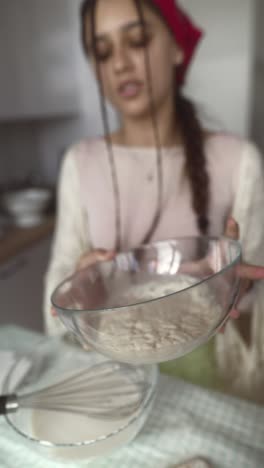 mujer horneando