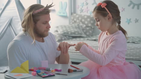 Cerca-De-La-Pequeña-Hija-Y-Papá-Vestidos-Como-Princesas-Jugando-En-Casa