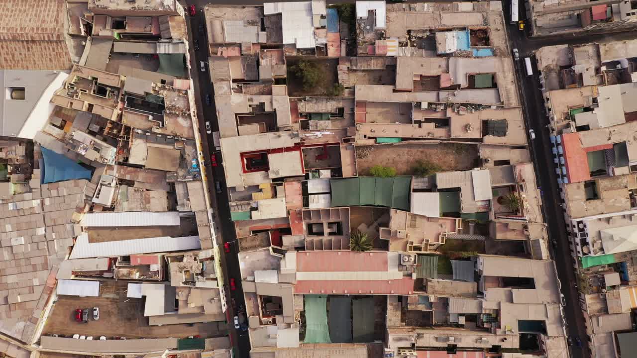 la città di arequipa dall'alto scendendo drone