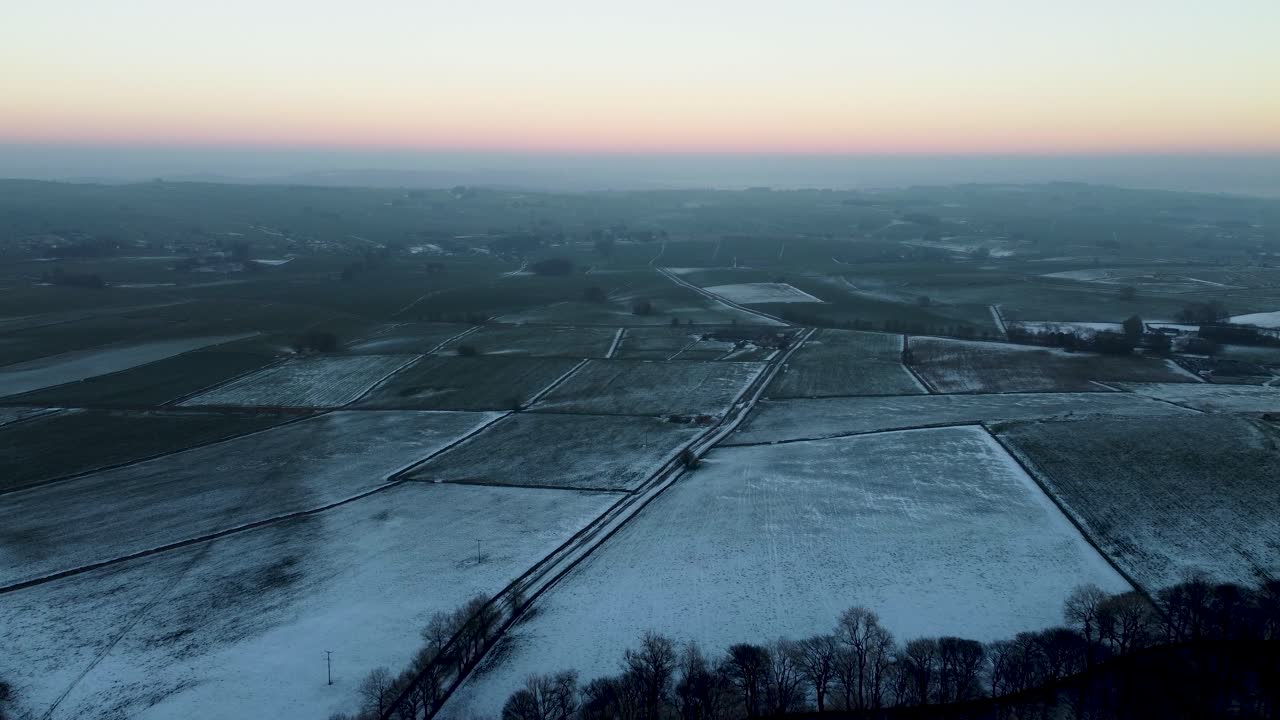 피크 디스트릭트의 눈 덮인 초원과 빙원, 겨울철, 영국