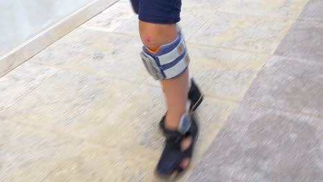 niño con estimulación eléctrica funcional haciendo su camino
