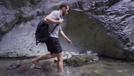 el hombre caminando rápido en el arroyo.