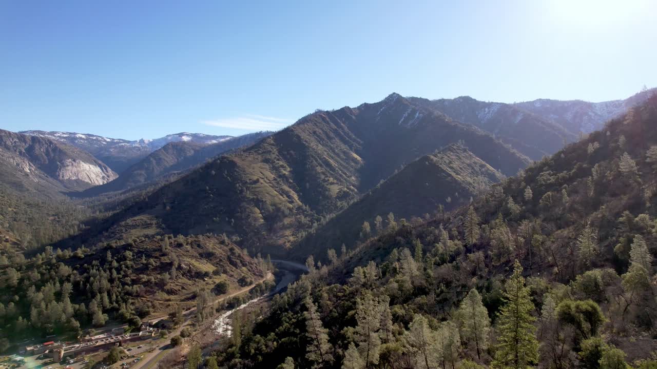 vuelo aéreo de las montañas sierra hacia el parque nacional de yosemite desde el bosque nacional sierra